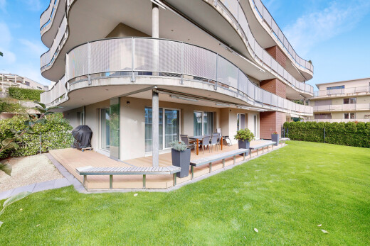 außenansicht mit stuckverkleidung, day time, balkon, und rasen