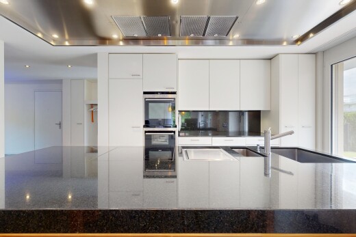 küche mit schränke mit flachen paneelen, weiße schränke, dunstabzugshaube, inside property, und einbauleuchten