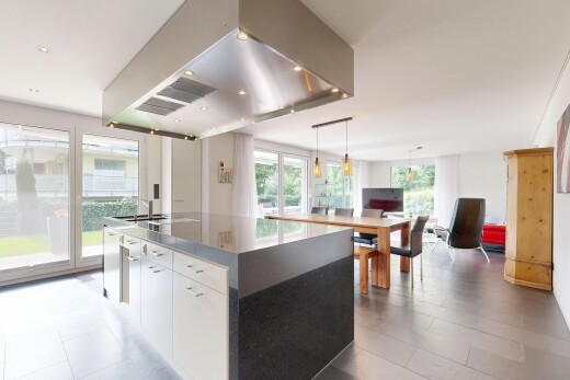 küche mit dunstabzugshaube, weiße schränke, inside property, natürliches licht, und natural light