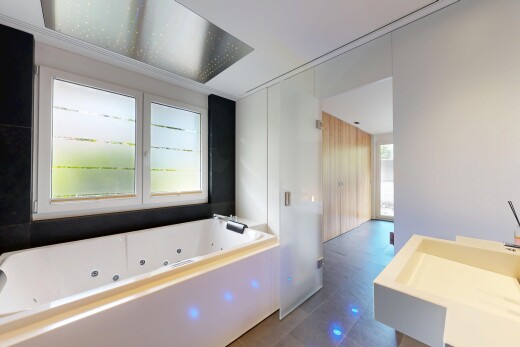 bad mit bad, komplettes badezimmer, inside property, natürliches licht, und natural light