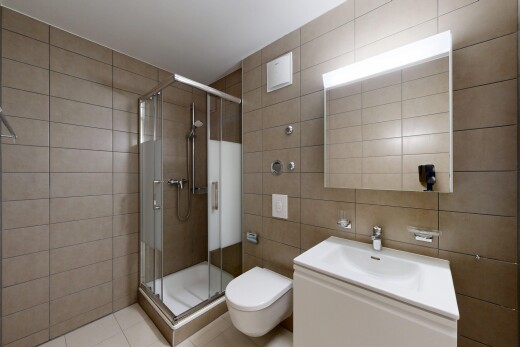 salle de bains avec tile wall, mur en carrelage, inside property, salle de bain complète, et douche