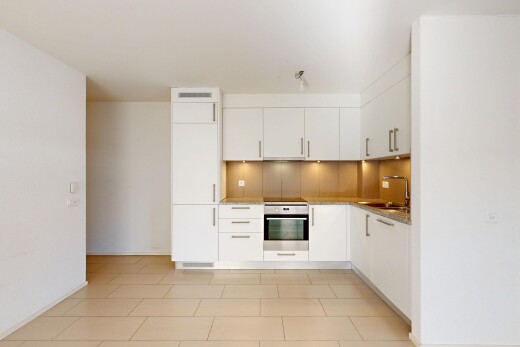 cuisine avec four, light floor, white cabinets, armoires blanches, et drywall