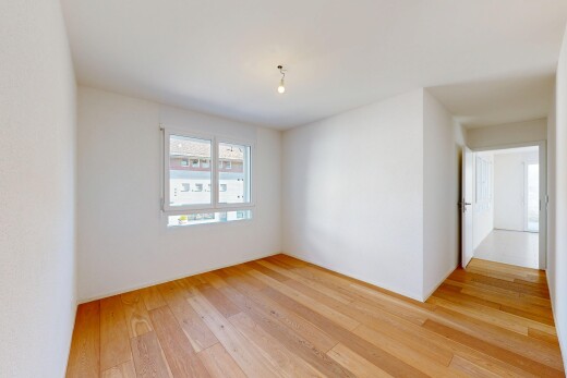 pièce vide avec inside property, wood finish floor, sol en finition bois, light floor, et natural light