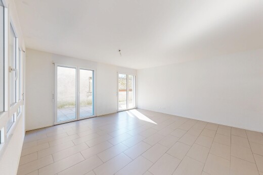 pièce vide avec natural light, lumière naturelle, inside property, drywall, et cloison sèche