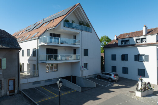 extérieur du bâtiment avec parking et day time
