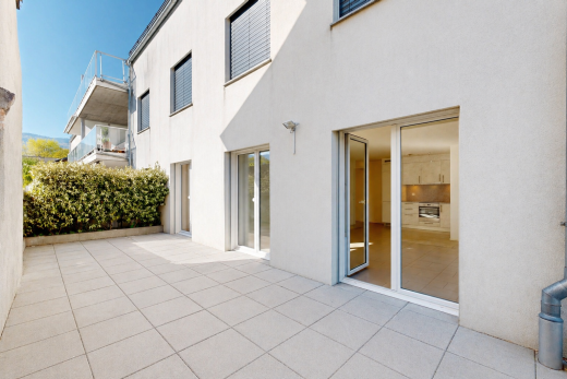 terrasse avec property visible et day time