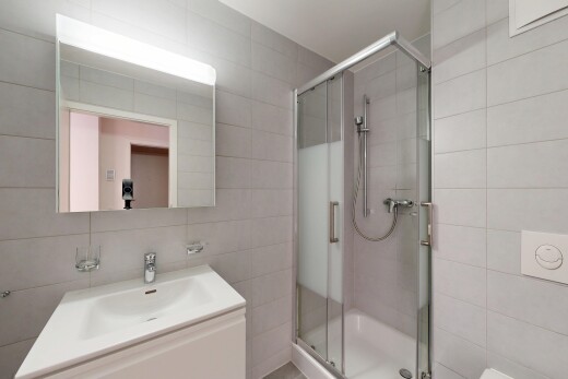 salle de bains avec miroir, salle de bain complète, douche, tile wall, et mur en carrelage