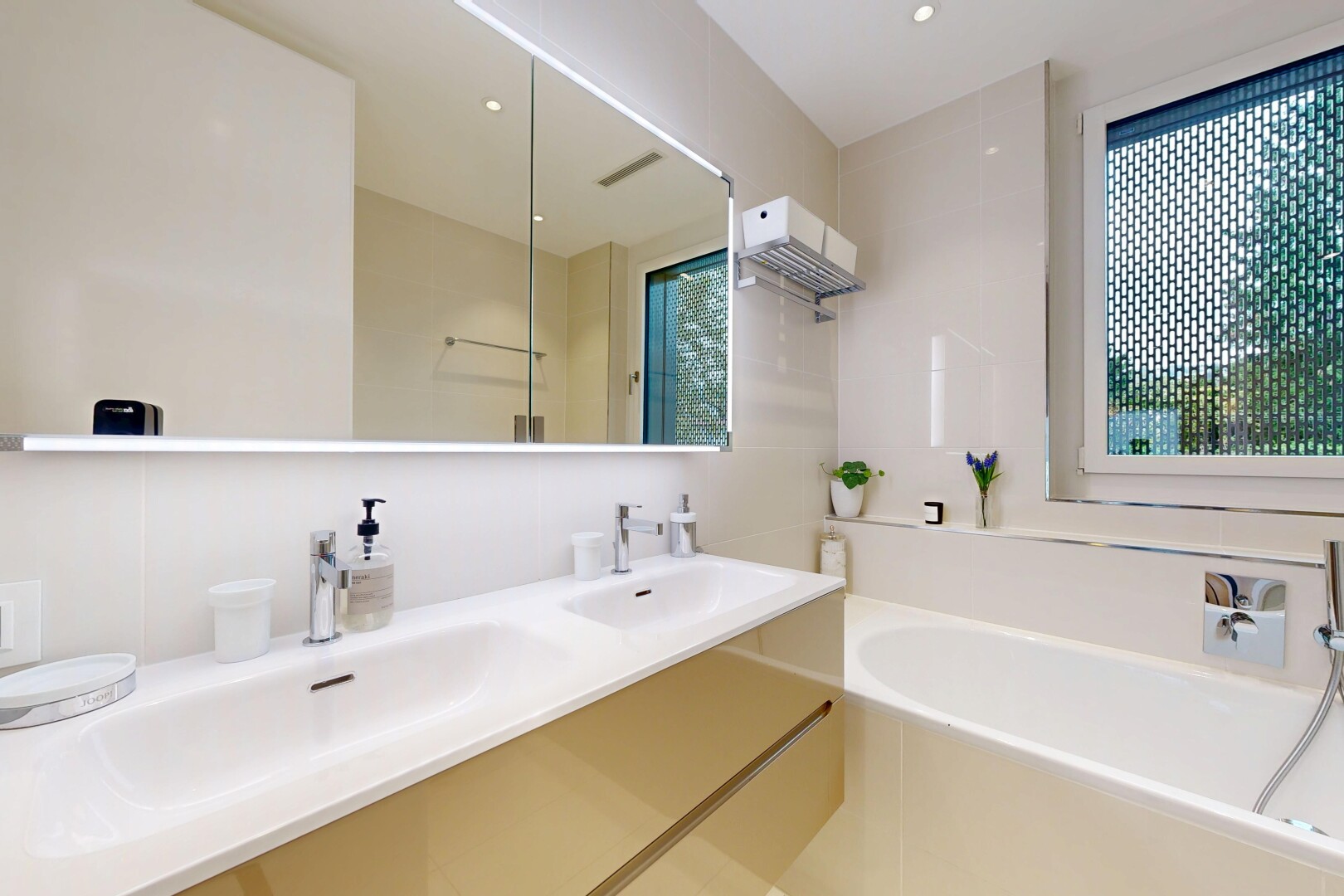 salle de bains avec bain, inside property, salle de bain complète, double vasque, et évier
