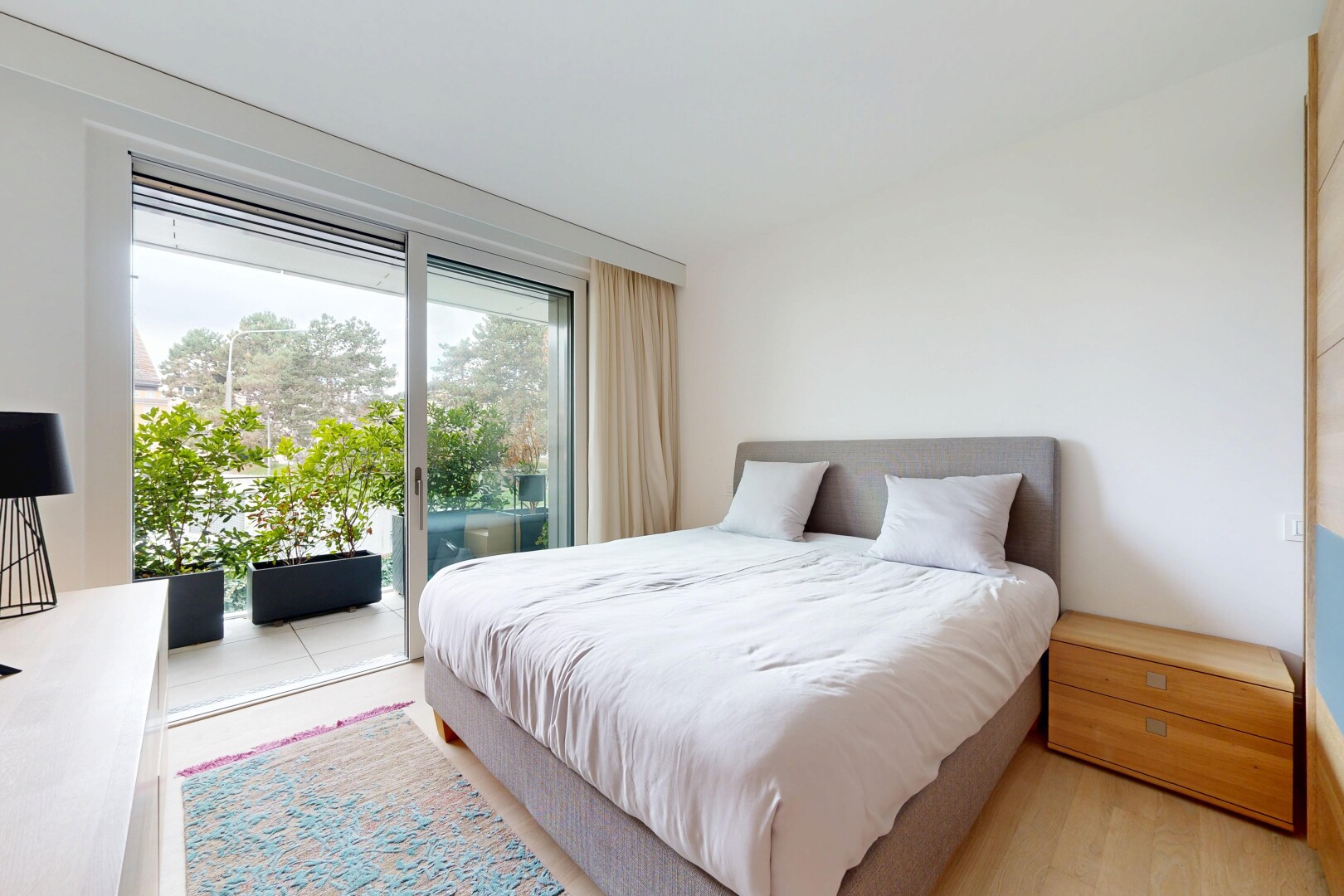 chambre avec accès à l'extérieur, cloison sèche, drywall, inside property, et lumière naturelle