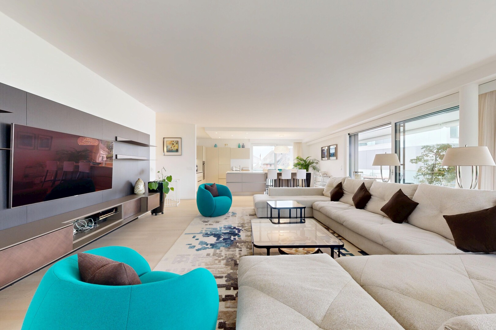salon avec inside property, télévision, natural light, lumière naturelle, et drywall