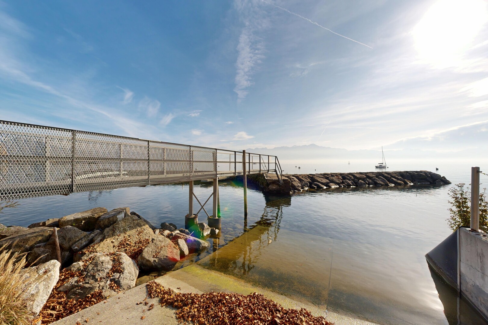 vue sur la mer avec vue sur l'eau, water view, day time, vue sur le pont, et bridge view