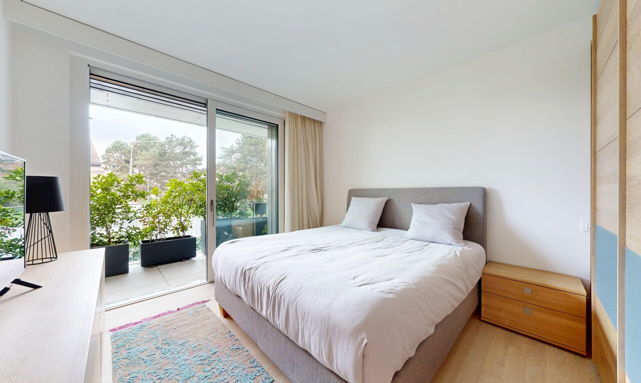 chambre avec accès à l'extérieur, cloison sèche, drywall, inside property, et lumière naturelle