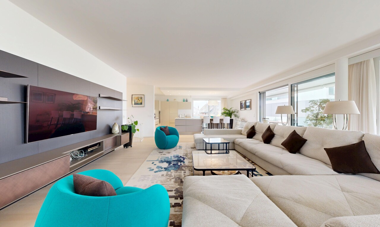 salon avec inside property, télévision, natural light, lumière naturelle, et drywall