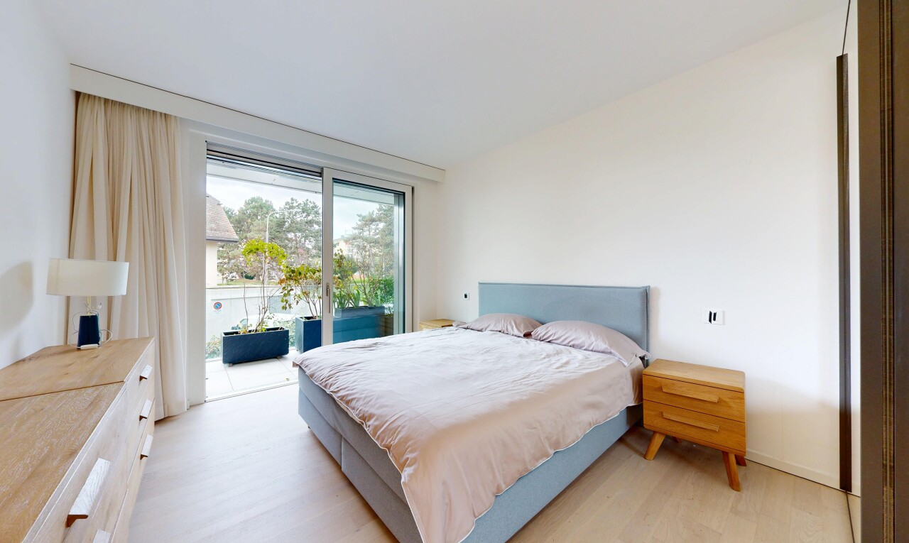 chambre avec wood finish floor, sol en finition bois, drywall, cloison sèche, et inside property