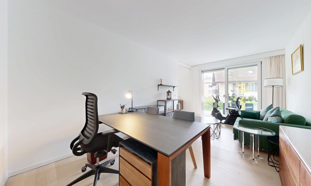 bureau avec cloison sèche, drywall, inside property, sol en finition bois, et wood finish floor