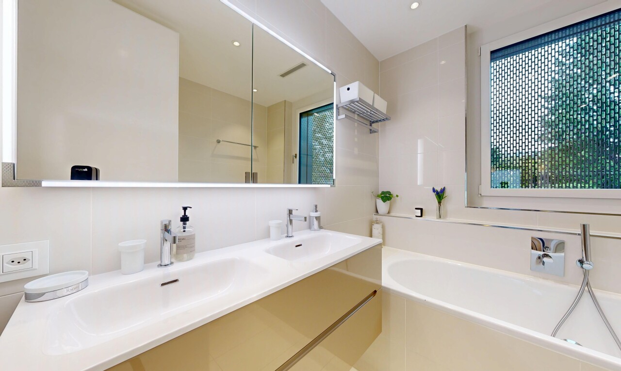 salle de bains avec bain, inside property, salle de bain complète, double vasque, et évier