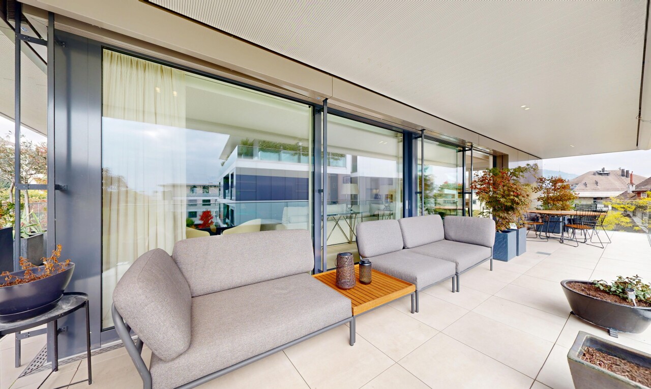 salon avec lumière naturelle, natural light, sol en carrelage, et tile floor