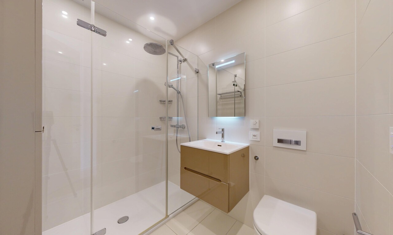 salle de bains avec salle de bain complète, douche, miroir, inside property, et lavabo (ou coiffeuse selon le contexte)