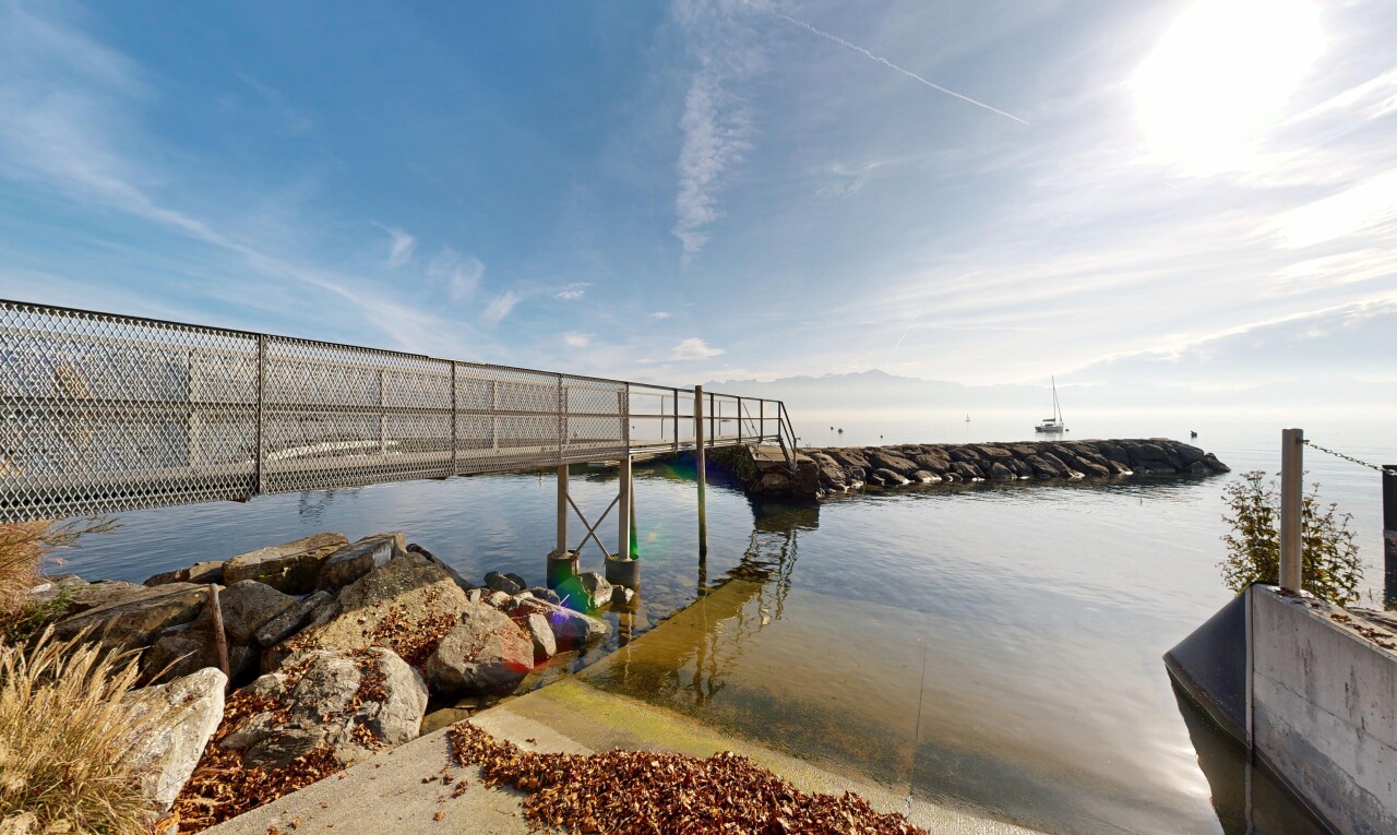 vue sur la mer avec vue sur l'eau, water view, day time, vue sur le pont, et bridge view