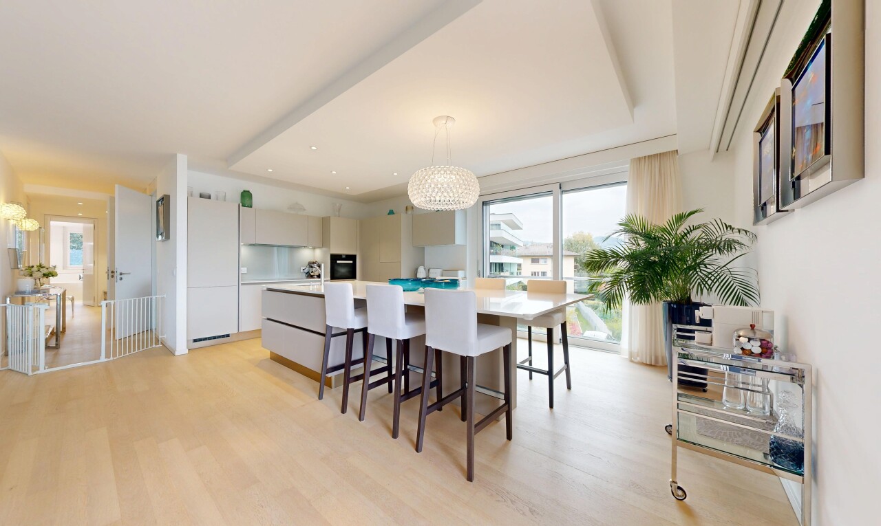 salle à manger avec inside property, lumière naturelle, natural light, sol en finition bois, et wood finish floor