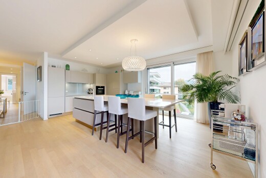salle à manger avec inside property, lumière naturelle, natural light, sol en finition bois, et wood finish floor