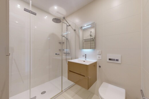 salle de bains avec salle de bain complète, douche, miroir, inside property, et lavabo (ou coiffeuse selon le contexte)