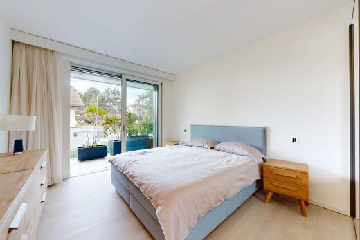 chambre avec wood finish floor, sol en finition bois, drywall, cloison sèche, et inside property