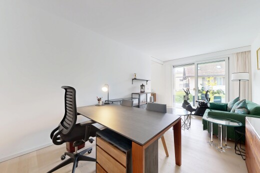 bureau avec cloison sèche, drywall, inside property, sol en finition bois, et wood finish floor