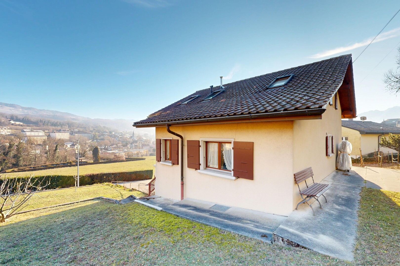 façade avec pelouse, from property, bardage en stuc, day time, et toit en tuiles