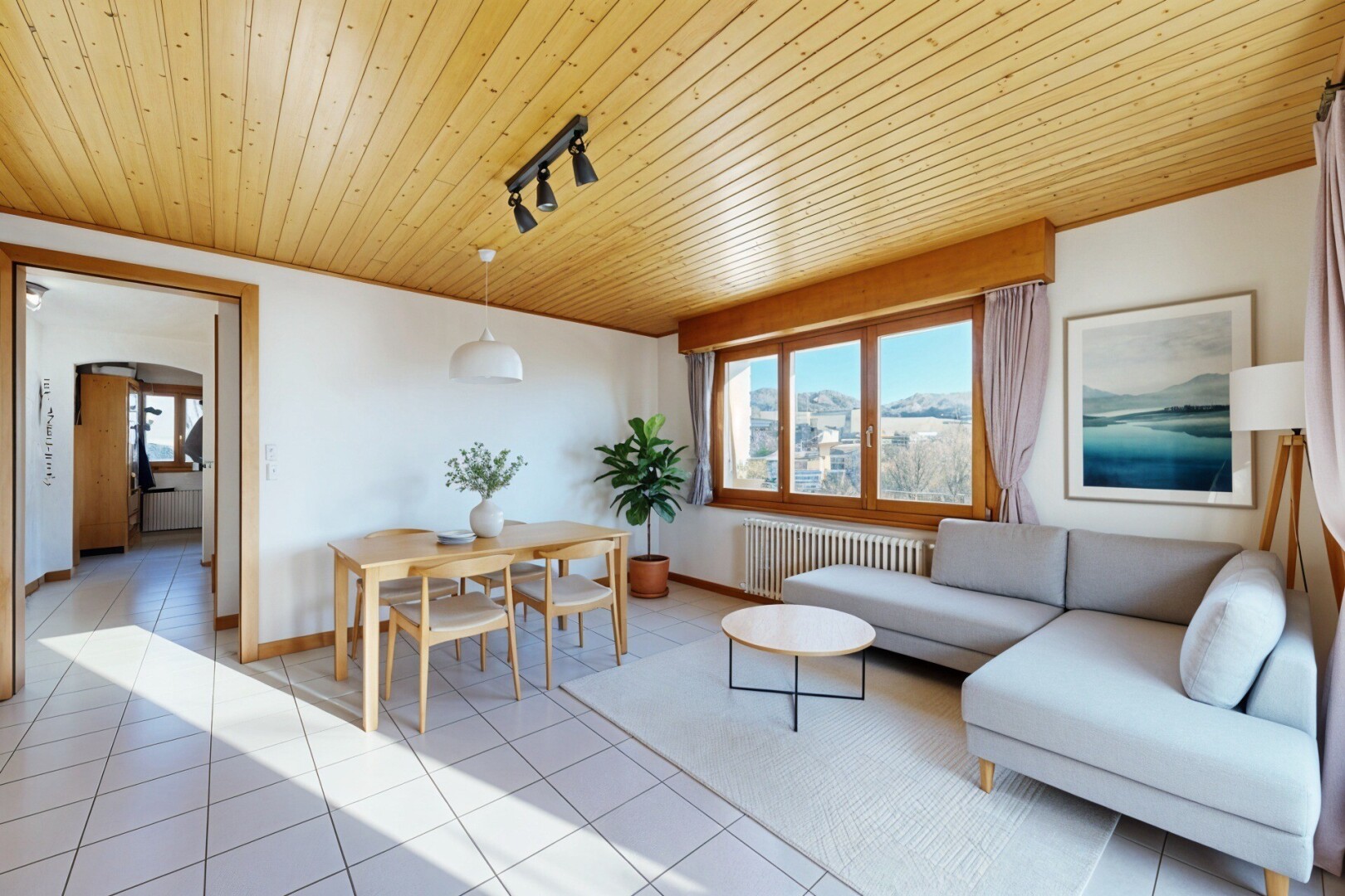 salon / salle à manger avec plafond en bois, wood ceiling, inside property, day time, et radiateur