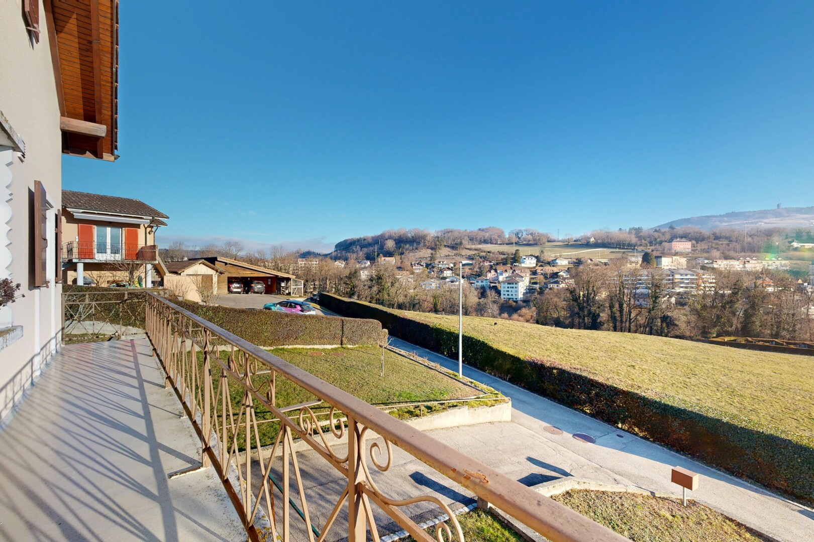 balcon avec day time, balcon, from property, residential view, et vue résidentielle