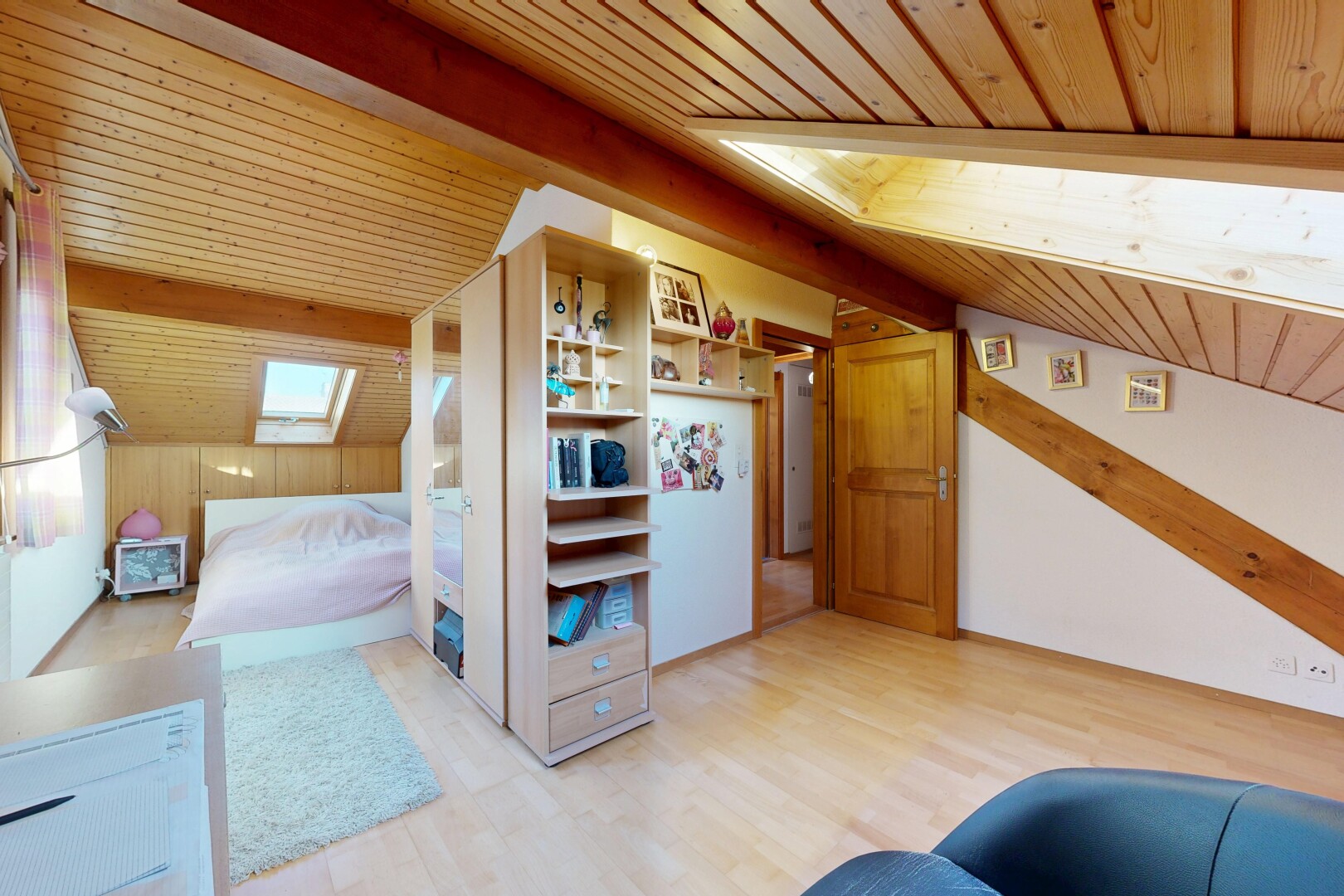 chambre avec puits de lumière, plafond à poutres, beamed ceiling, plafond en bois, et wood ceiling