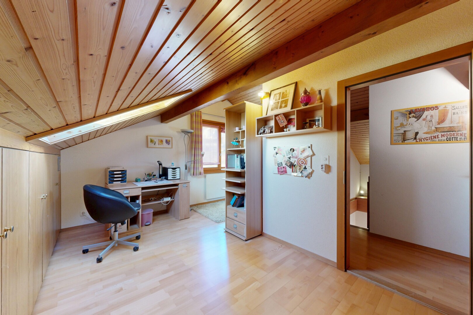 bureau avec plafond à poutres, beamed ceiling, espace bureau, plafond voûté, et vaulted ceiling