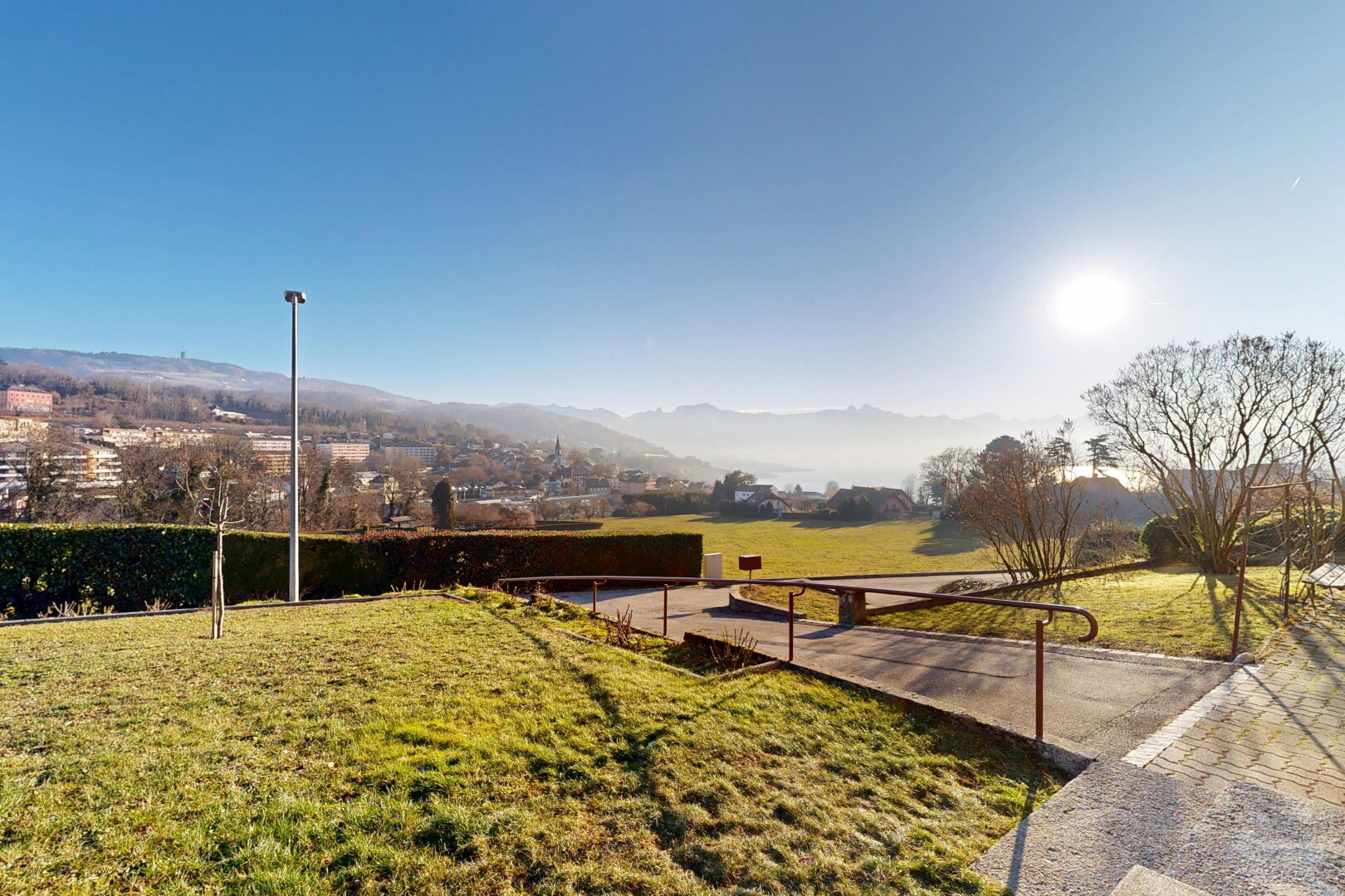 jardin avec day time, pelouse, vue sur la montagne, et mountain view