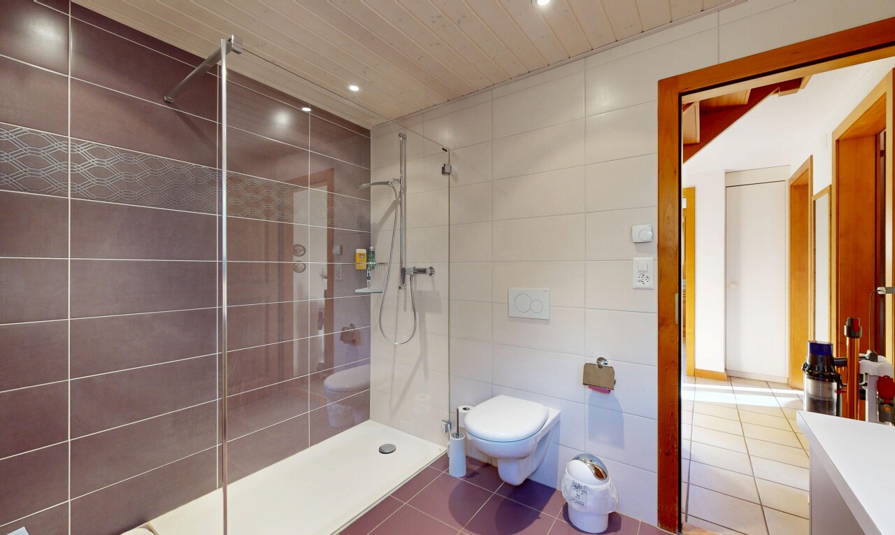 salle de bains avec salle de bain complète, douche, sol en carrelage, tile floor, et inside property