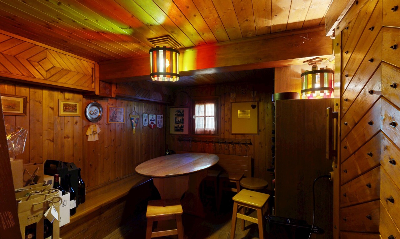 salle à manger avec inside property, mur en bois, wood wall, plafond en bois, et wood ceiling