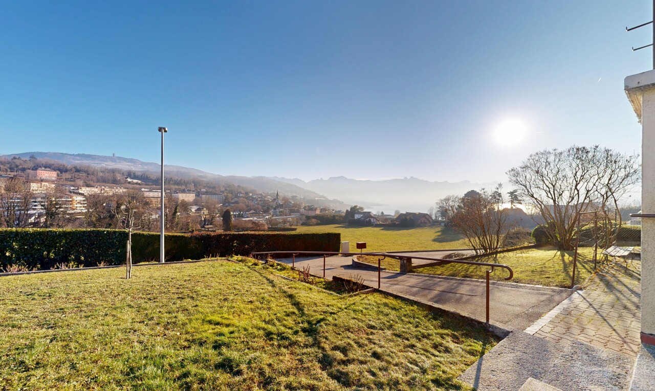 jardin avec day time, pelouse, vue sur la montagne, et mountain view