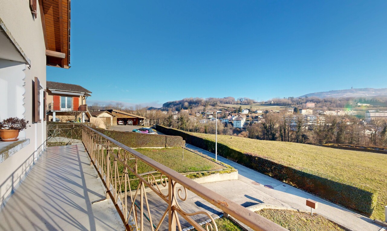 balcon avec day time, balcon, from property, residential view, et vue résidentielle