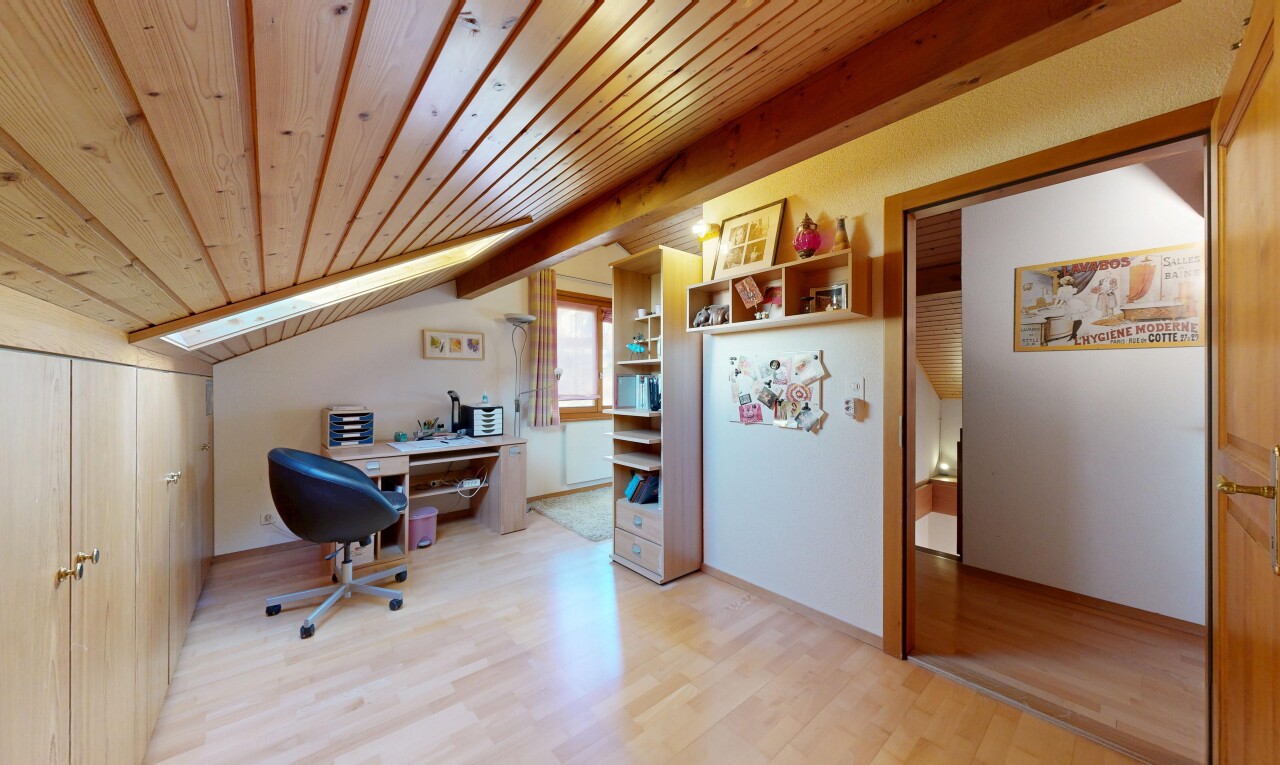 bureau avec plafond à poutres, beamed ceiling, espace bureau, plafond voûté, et vaulted ceiling