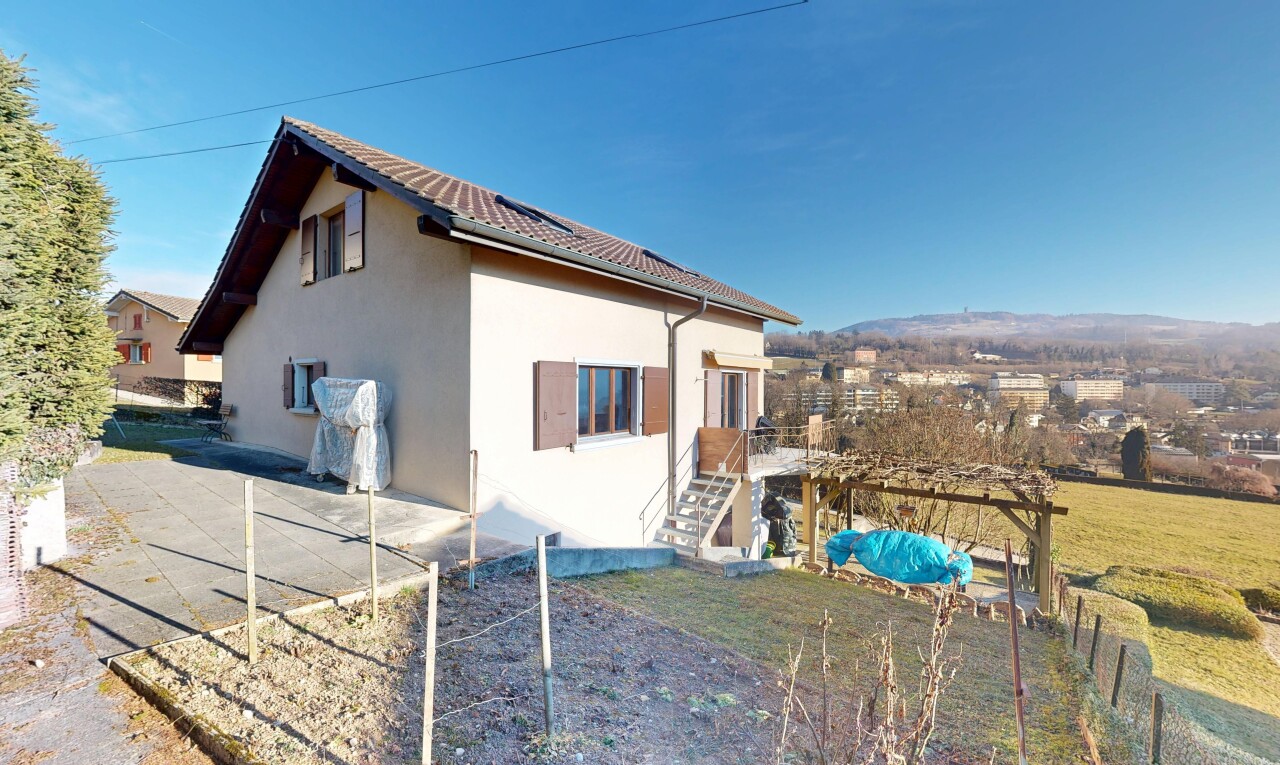 façade avec bardage en stuc, day time, property visible, pelouse, et toit en tuiles