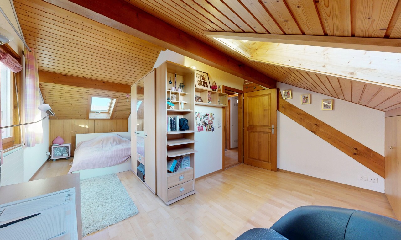 chambre avec puits de lumière, plafond à poutres, beamed ceiling, plafond en bois, et wood ceiling