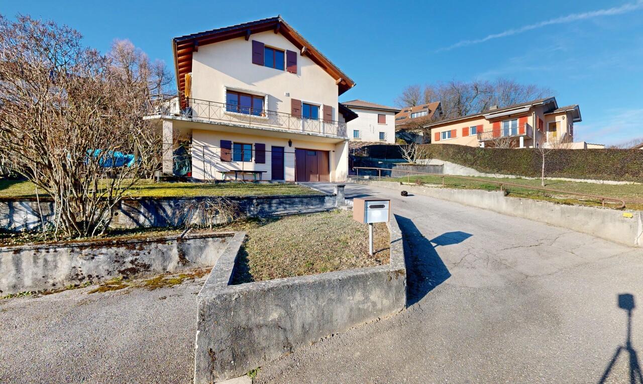 façade avec balcon, day time, allée, garage intégré, et bardage en stuc