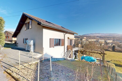 façade avec bardage en stuc, day time, property visible, pelouse, et toit en tuiles