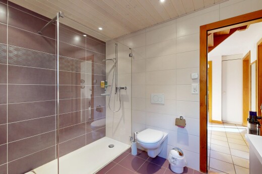 salle de bains avec salle de bain complète, douche, sol en carrelage, tile floor, et inside property