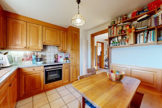 cuisine avec armoires élevées, four, cloison sèche, drywall, et inside property