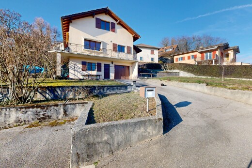 façade avec balcon, day time, allée, garage intégré, et bardage en stuc