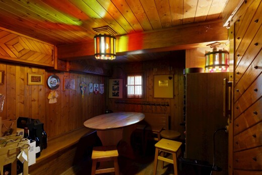salle à manger avec inside property, mur en bois, wood wall, plafond en bois, et wood ceiling