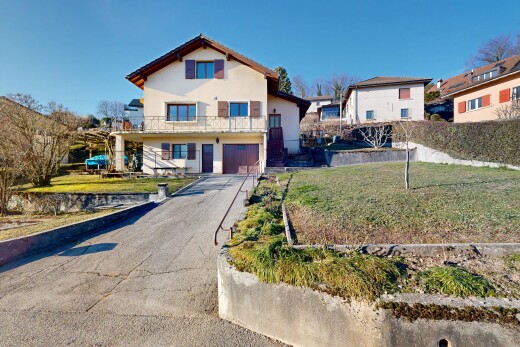 façade avec balcon, day time, property visible, garage intégré, et allée