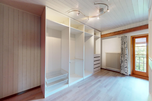 dressing avec plancher de bois et radiateur