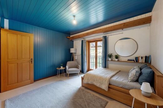 chambre avec inside property, lumière naturelle, natural light, mur en bois, et wood wall